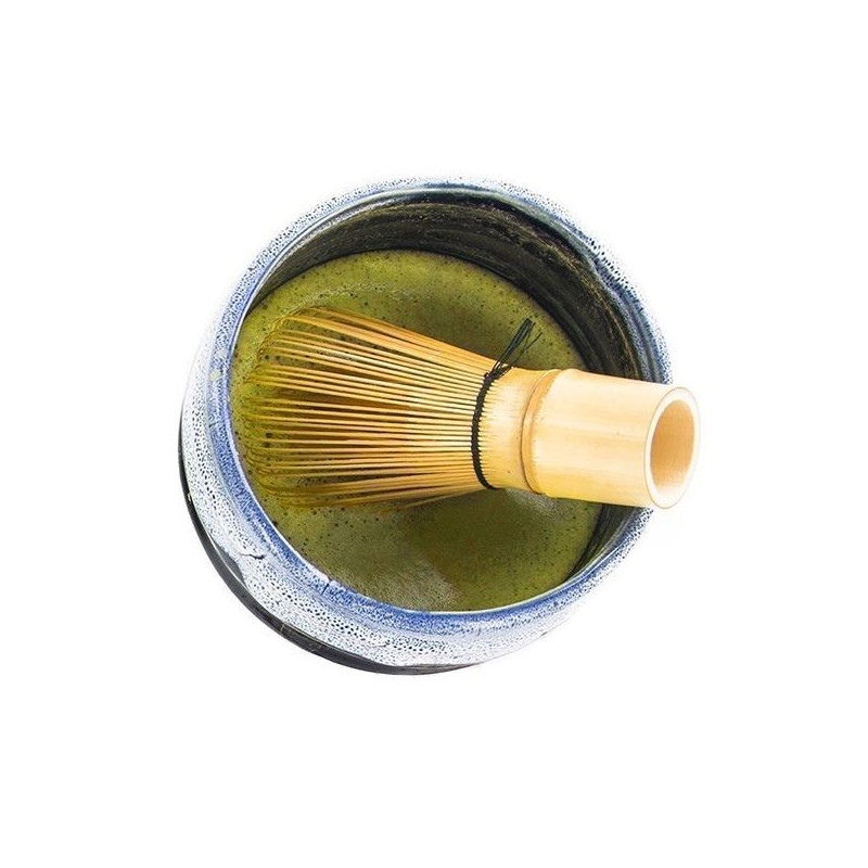 bamboe klopper voor bereiding van matcha thee in blauwe keramische kom