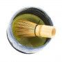 Bambusbesen zur Zubereitung von Matcha-Tee in blauer Keramikschale