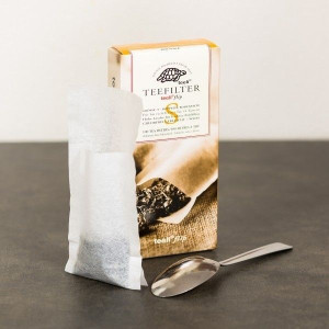 Sachet de thé vide Thés et Traditions avec boîte et cuillère sur table sombre