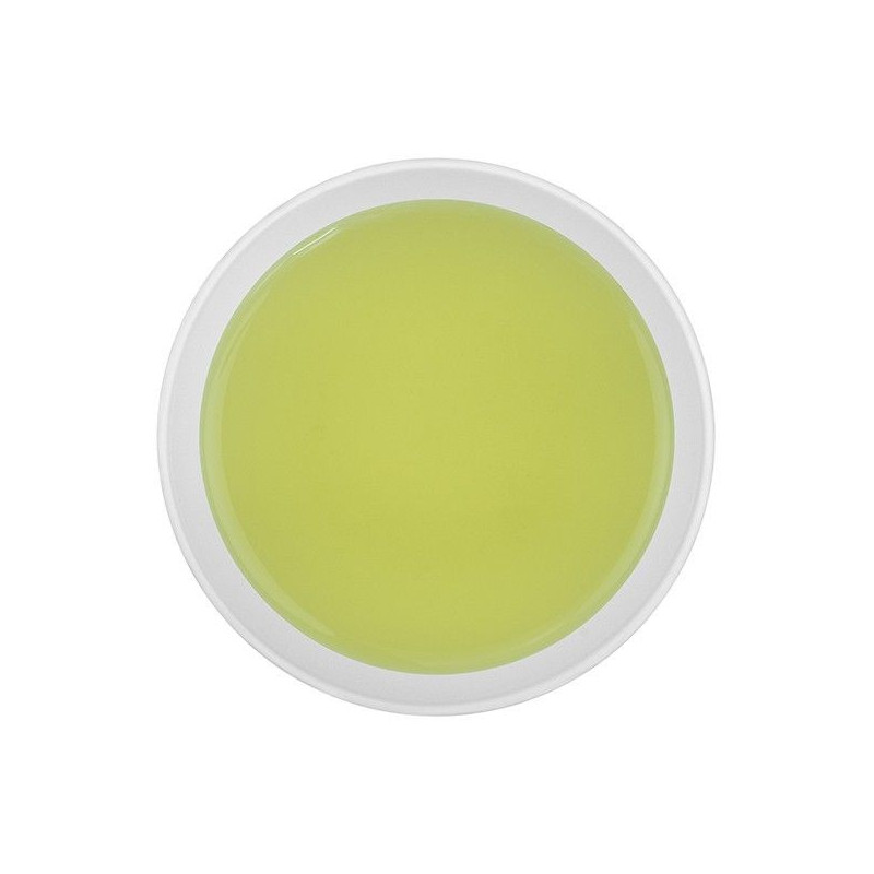 infusion de thé vert kabusecha asuka couleur jaune vert pâle dans une tasse blanche