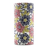 cilindervormige doos van washi-papier met roze en blauwe bloemmotieven en groene bladeren