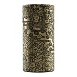 ronde doos van goudkleurig washi-papier met zwarte bloemenmotieven en Japanse golven