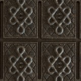 gecomprimeerde Pu Erh thee steen met geometrische reliëfpatronen op donker oppervlak