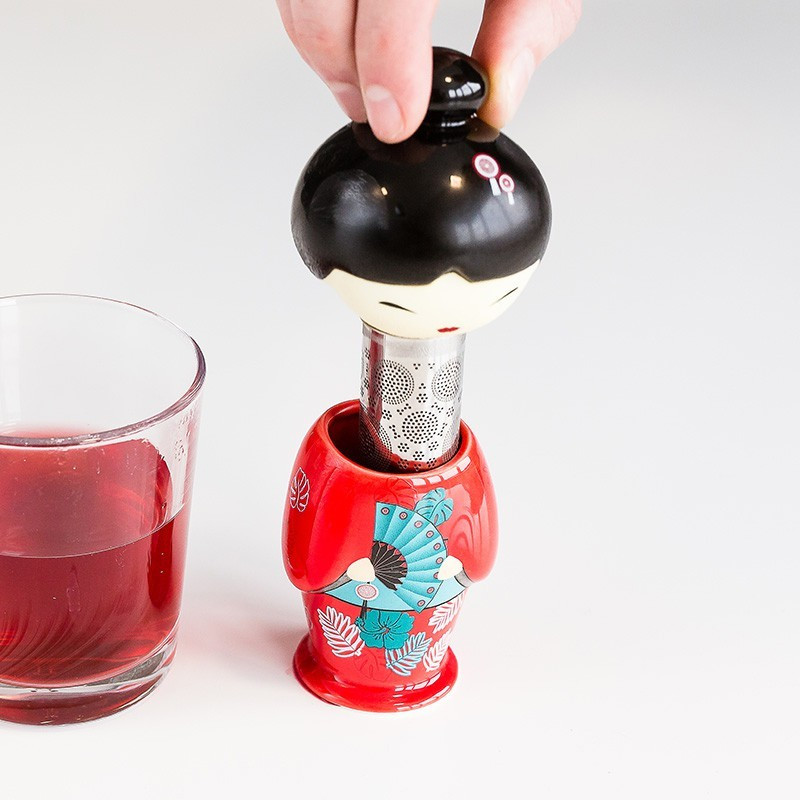 Infusore Maiko a forma di bambola giapponese con filtro in acciaio inossidabile e bicchiere di tisana rossa