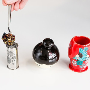 Infuseur Maiko en inox avec couvercle noir et support rouge décoré motif éventail et feuilles