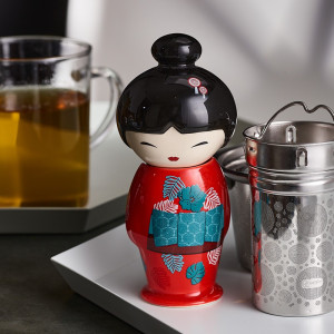 Infusore Maiko in ceramica rossa e nera con decorazione floreale, filtro in acciaio inox e tazza da tè in vetro trasparente