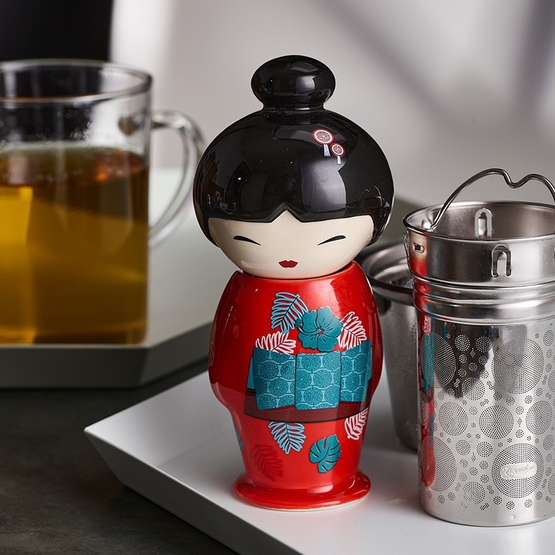 Infusore Maiko in ceramica rossa e nera con decorazione floreale, filtro in acciaio inox e tazza da tè in vetro trasparente