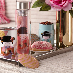 Boîte à thé Little Geisha décorée d'une illustration de geisha avec éventail et motifs floraux roses