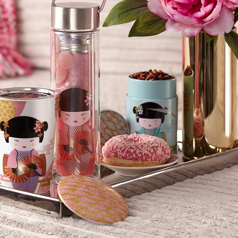 Boîte à thé Little Geisha décorée d'une illustration de geisha avec éventail et motifs floraux roses