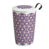 Porseleinen theemok met paars geometrisch motief en deksel met metalen infuser