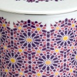kleurrijk geometrisch motief paars roze en geel op Andalusia Berry theemok Thés et Traditions