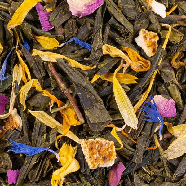 mélange de thé vert feuilles séchées pétales de fleurs et morceaux d agrumes