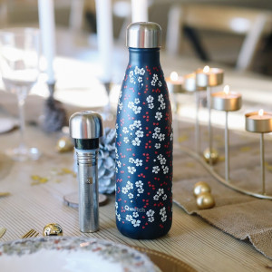 bouteille isotherme Hanami bleu marine motifs fleurs blanches et rouges avec infuseur en inox sur table en bois