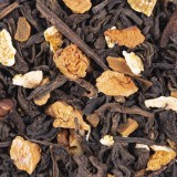 mengsel van pu erh thee gedroogde bladeren sinaasappelschil en kaneelstokje