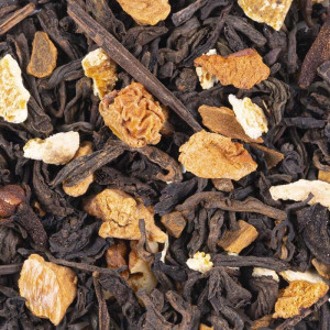 Mischung aus Pu-erh-Tee, getrockneten Blättern, Orangenschalen und Zimtstangen