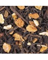 Mischung aus Pu-erh-Tee, getrockneten Blättern, Orangenschalen und Zimtstangen