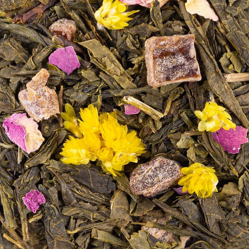 Grüner Tee Yankou grüne Teeblätter gelbe Blüten rosa Blütenblätter getrocknete Fruchtstücke