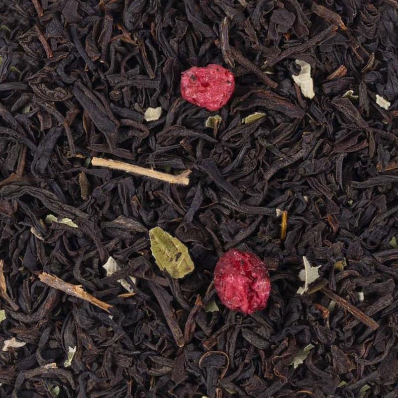 Schwarztee mit ganzen Blättern, Johannisbeer-Stücken und grünen Blättern
