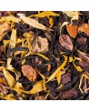 Mischung aus Schwarztee mit Fruchtstücken und gelben Blütenblättern für ein genussvolles Aufgussvergnügen
