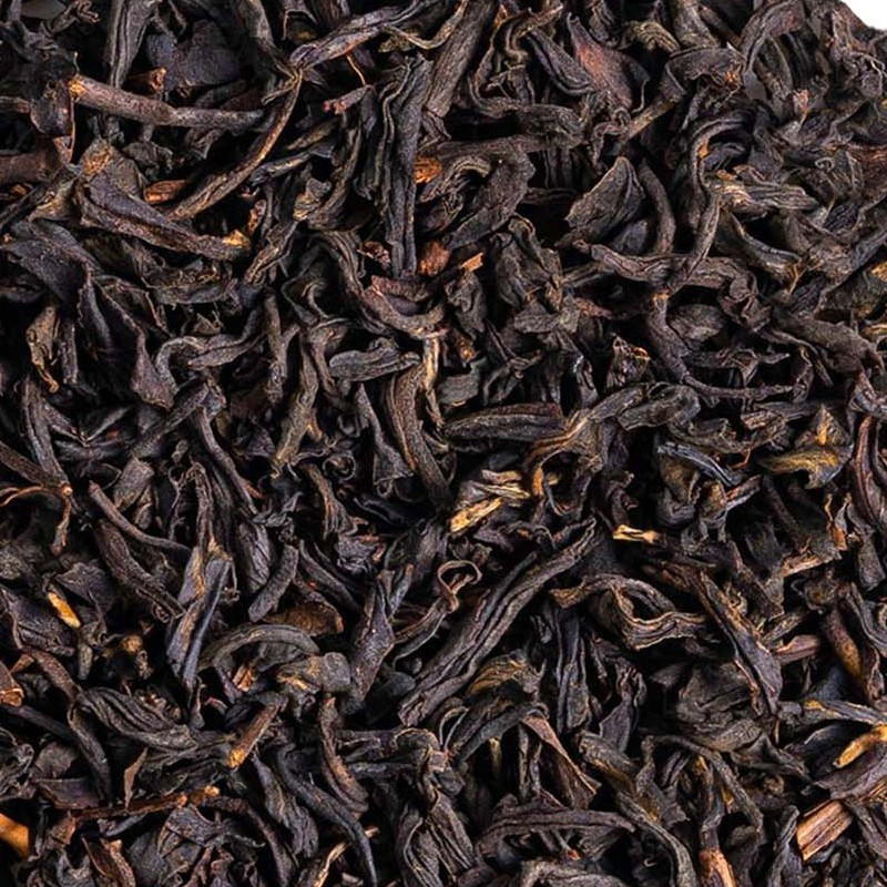 lapsang souchong zwarte thee hele gedroogde bladeren met intense gerookte geur