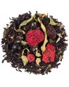 zwarte theemengsel bladeren rood fruit en gedroogde bessen voor aromatische infusie