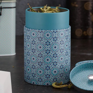 boîte à thé Andalusia motifs géométriques bleus et blancs avec feuilles de thé séchées à l'intérieur