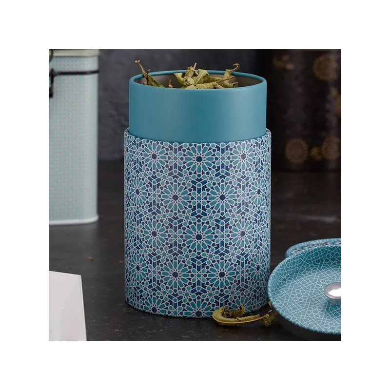 Andalusia theedoos met blauwe en witte geometrische motieven met gedroogde theeblaadjes binnenin