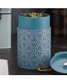 Scatola da tè Andalusia con motivi geometrici blu e bianchi con foglie di tè essiccate all'interno