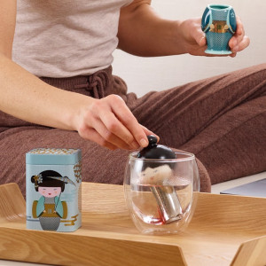 Teesieb Little Gelsha in Form einer japanischen Puppe, Blau, mit passender Box auf Holztablett