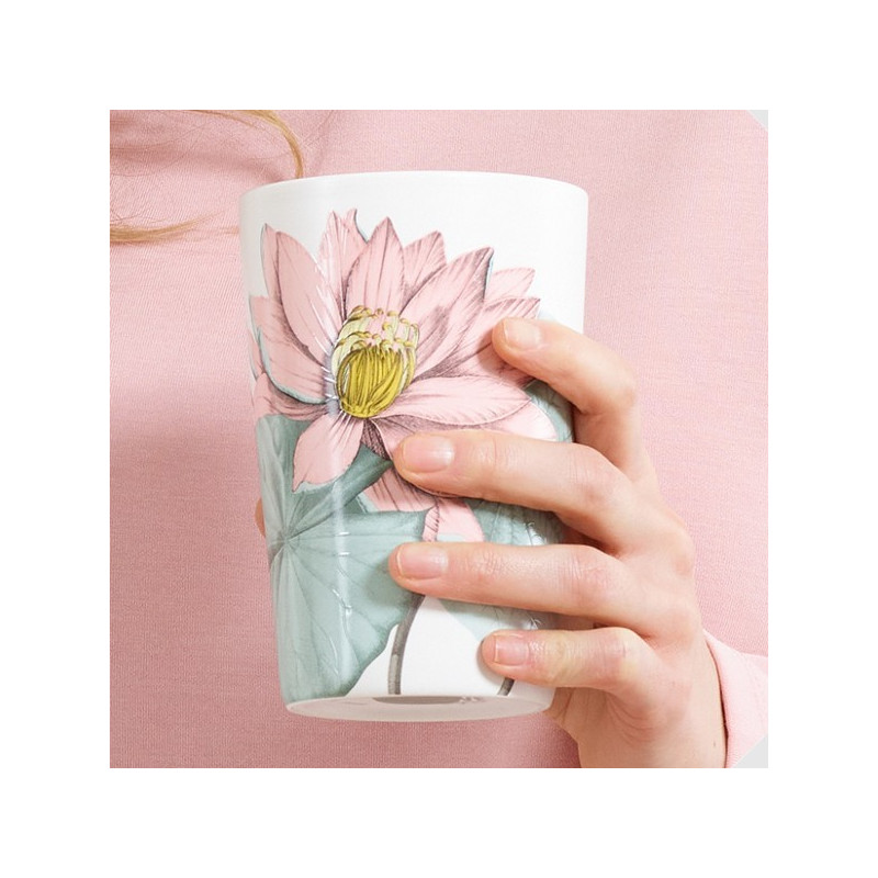 Thee-infuser Padma met roze lotusbloem motief vastgehouden in een hand op roze achtergrond