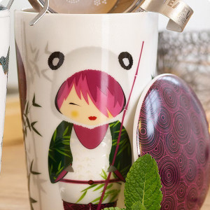 Kräuterteekanne Panda mit Charakterillustration und Bambusmotiven sowie dekorativem Deckel mit roten Spiralen