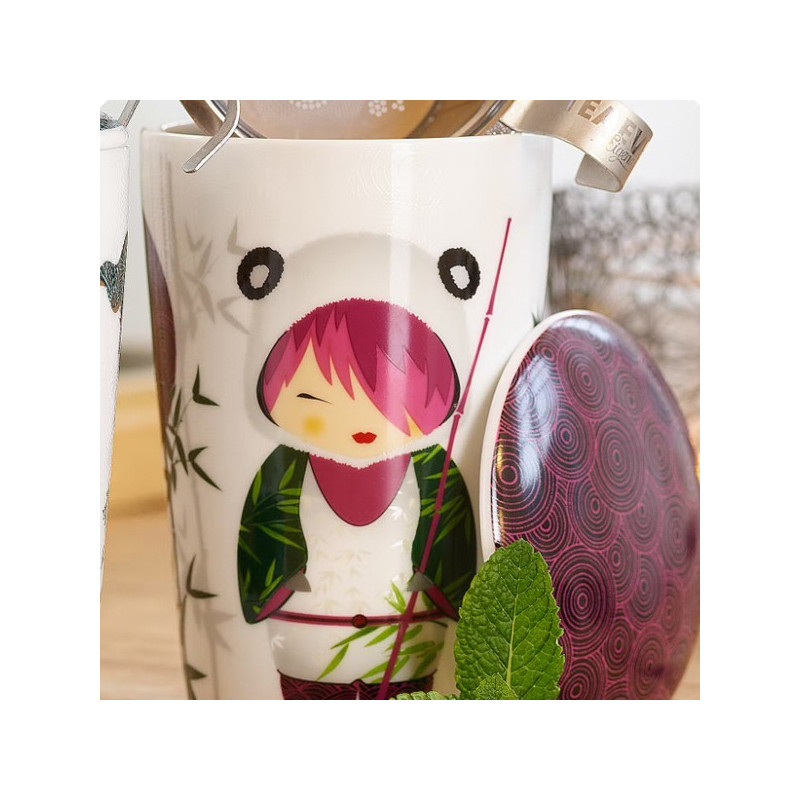 Tisaniera panda con illustrazione personaggio e motivi bambù e coperchio decorato a spirali rosse