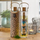 Glazen theepot met filter luipaardmotief en bijpassende hoes op houten tafel