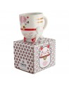 Mok Maneki Neko 35 cl in wit keramiek met gelukskatmotief en roze vis op versierde doos