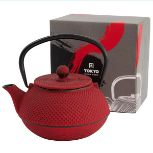 Gusseiserne Teekanne in Rot 80cl mit schwarzem Griff und Präsentationsbox von Tokyo Design Studio