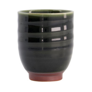 groen en zwart keramisch kopje in Japanse oribe-stijl met rode terracotta voet