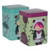 Metalen dozen versierd met personages in dierenkostuums met plantaardige en geometrische motieven