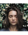 femme aux yeux fermés entourée de fleurs blanches et jaunes pour tisane CBD sommeil Thés & Traditions