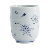 Wit porseleinen kopje met esdoornblad- en blauwe bloemmotieven 16 cl Thés & Traditions