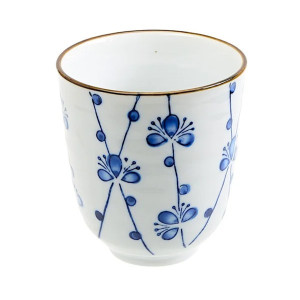 Wit porseleinen kopje met blauwe bloemen en gouden rand capaciteit 16 cl