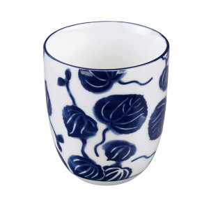 wit porseleinen kopje met blauw klimopbladmotief in Japanse stijl 17 cl