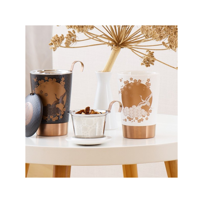 Tisanière Komorebi blanche avec infuseur en acier et motifs floraux dorés sur fond blanc et cuivre