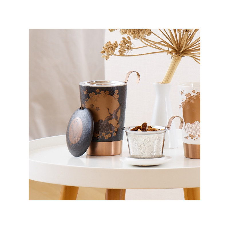 Tisanière Komorebi Noir avec infuseur en acier et motifs japonais sur table blanche avec vase et plante sèche