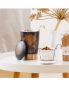 Schwarze Tisanière Komorebi mit Stahlsieb und japanischen Motiven auf weißem Tisch mit Vase und Trockenblumen