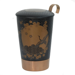 Schwarze Tisanière Komorebi mit Vogel- und Blütenmotiv in Gold und kupferfarbener Metallbasis