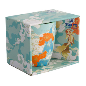 Keramische mok met motieven van goudvissen en oranje bloemen in blauwe en witte decoratieve verpakking