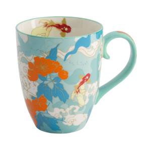 Blauwe keramische mok versierd met goudvissen oranje bloemen en blauwe bladeren kawaii stijl