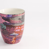 mok decor vintage Japanse tempel met personage in kimono en paraplu op roze achtergrond