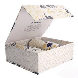 Geschenkset mit drei Mugs, japanisches Blumenmuster in Gold und Blau, in eleganter Thés & Traditions Verpackung