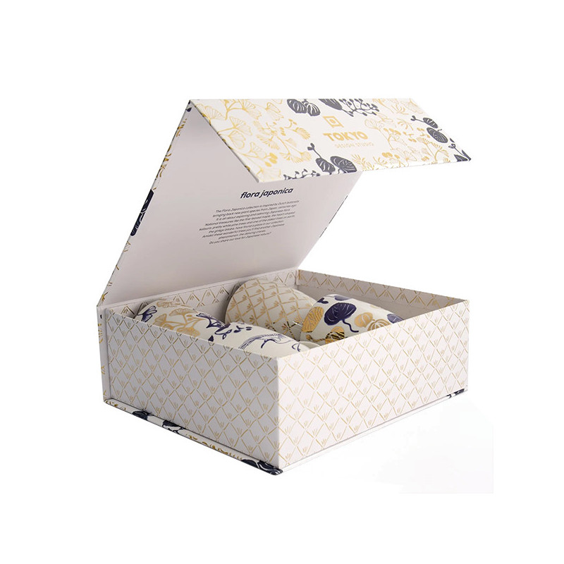 Geschenkset mit drei Mugs, japanisches Blumenmuster in Gold und Blau, in eleganter Thés & Traditions Verpackung